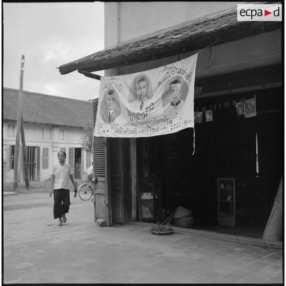 Elections parlementaires de 1951 au Laos. Affiche de campagne dans une rue de Vientiane.