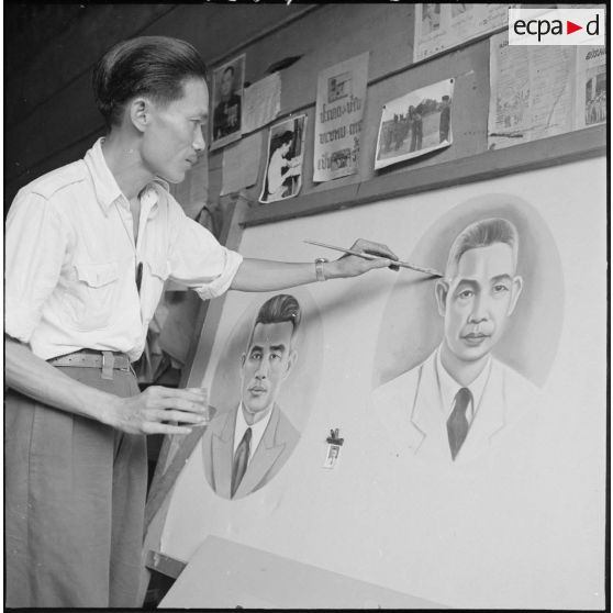 Préparation d'un panneau électoral à Vientiane par un peintre.