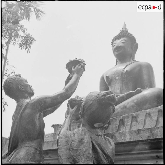Offrande à une statue de Bouddha.