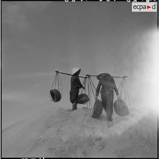 Transport du sel dans des palanches aux saline d'Hon Khoi.