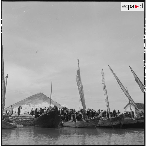 Chargement de jonques au pied des salines de Hon Khoi.
