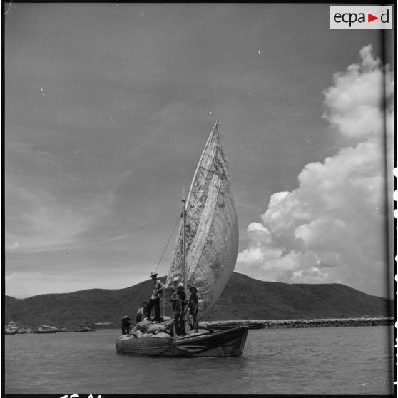 Départ de jonques chargées de sel provenant des salines de Hon Khoi.