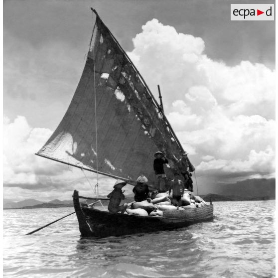 Départ de jonques chargées de sel provenant des salines de Hon Khoi.