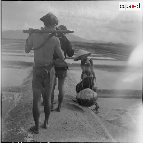 Les travail des saulniers à Hon Koi sous la protection de gardes.