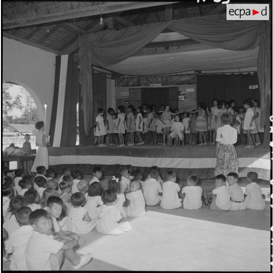 Elèves rassemblés sur une scène à l'école française de Nha Trang.