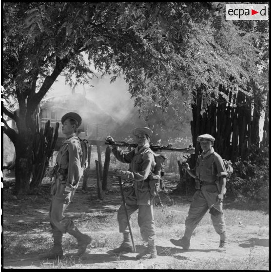 Des chasseurs de la 6e compagnie du 2e bataillon Lao partant de Ban Namkong progressent sur un sentier, au cours de l'opération Pakha dans la province d'Attapeu.