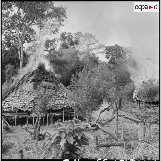 Destruction de dépôts de paddy vietminh au cours de l'opération Pakha dans la province d'Attapeu.