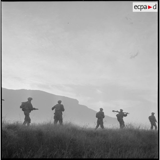 Départ matinal de troupes vers Ban Tapak au cours de l'opération Pakha, dans la province d'Attapeu.