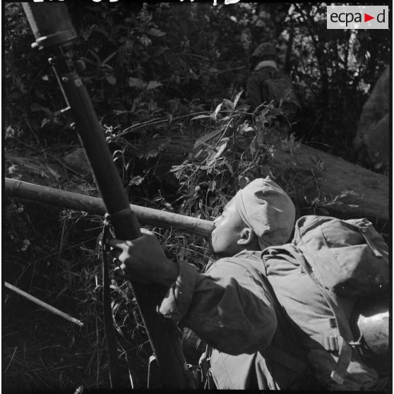 Un tireur du 2e bataillon de chasseurs laotiens (2e BCL) se désaltère au cours d'une patrouille en forêt dans la province d'Attapeu.