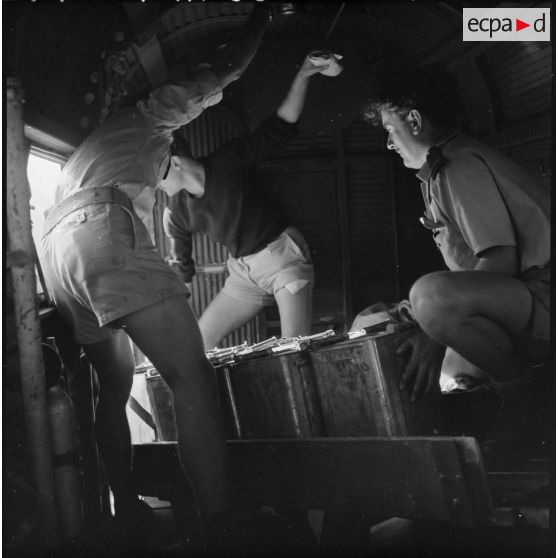 Le lancement de bombes au napalm depuis un bombardier au cours de l'opération Pakha.