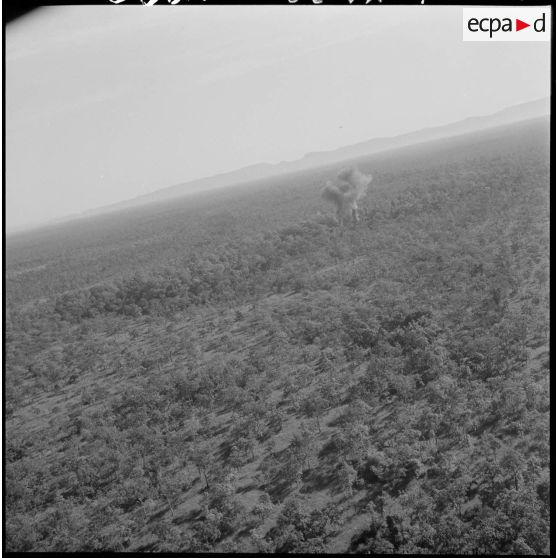 L'objectif incendié au napalm au cours de l'opération Pakha.