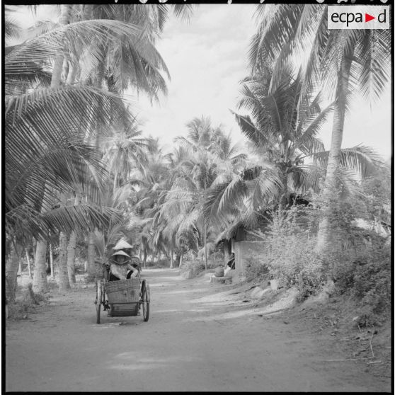 Cyclo-pousse dans une rue du village de Phu Vinh, agglomération de Nha Trang.