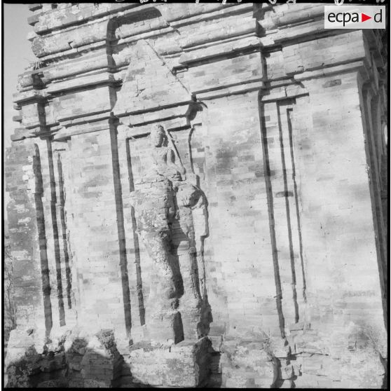 Détails de sculpture sur le flanc d'une tour Cham de Nha Trang.