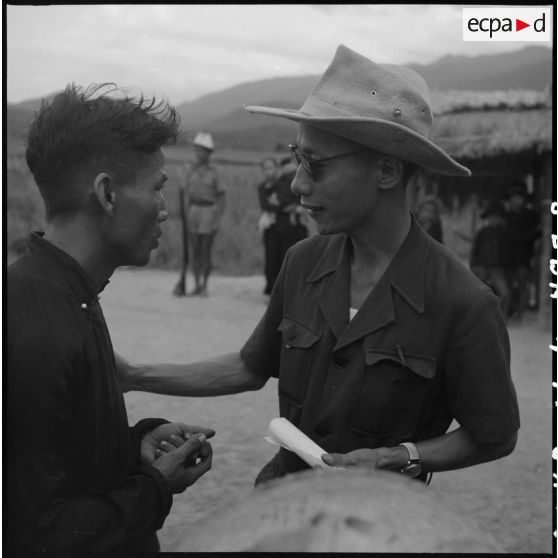 M. Linh, chef de la Province de Nha Trang conversant avec un civil.