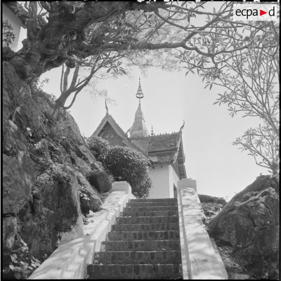 Accès à la pagode de Phou Si.