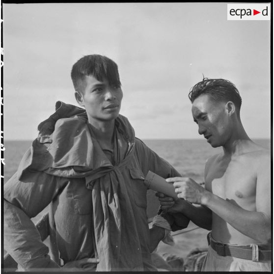 Le jeune chef de bataillon 436 du régiment 101 vietminh vient d'être fait prisonnier au cours de l'opération Caïman.