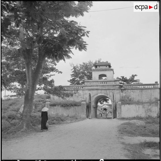 La porte Est de la citadelle de Diên Khanh.