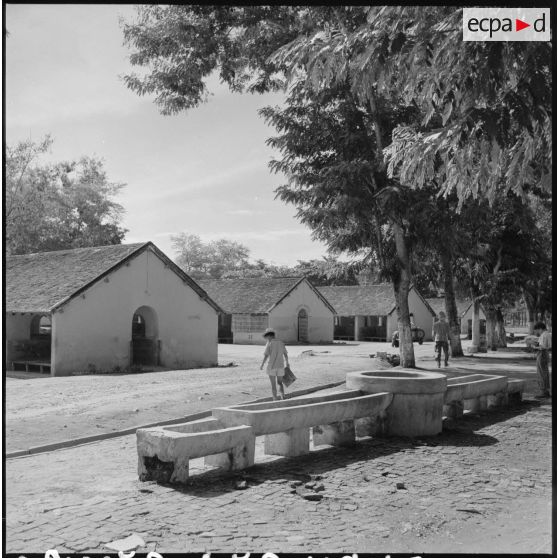Les anciennes écuries de la station d'essai de l'Institut Pasteur occupées par un camp de recrues vietnamiennes.