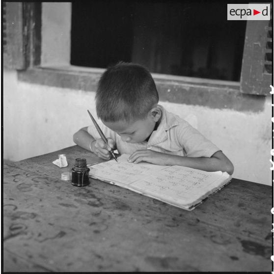 Des enfants étudiant dans la maison de la plantation Pasteur.