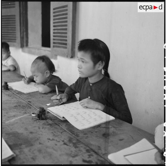 Des enfants étudiant dans la maison de la plantation Pasteur.