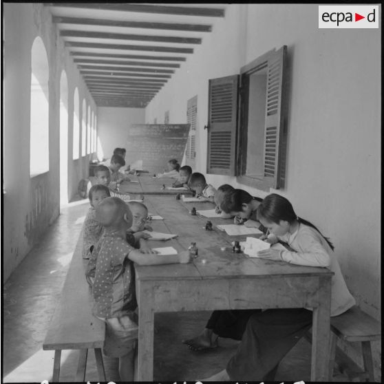 Des enfants étudiant dans la maison de la plantation Pasteur.