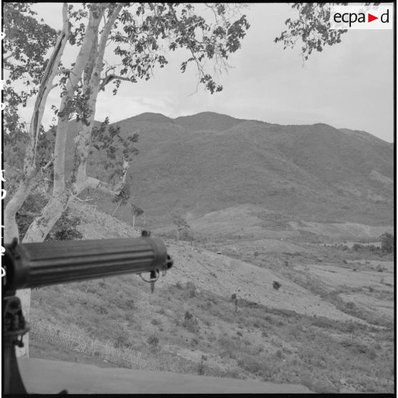 Surveillance de la vallée depuis la tour du poste de Mamelon vert dans la province de Khanh Hoa.