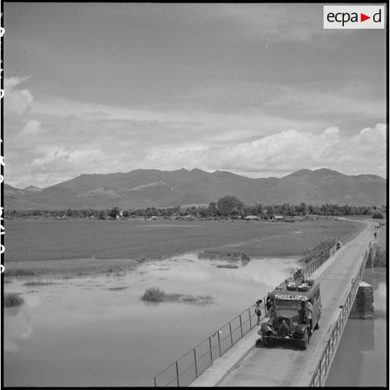 Rizières et paysage montagneux dans la province de Khanh Hoa.