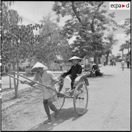 Un dignitaire caodaïste à bord d'un pousse-pousse dans un village de la province de Khanh Hoa.