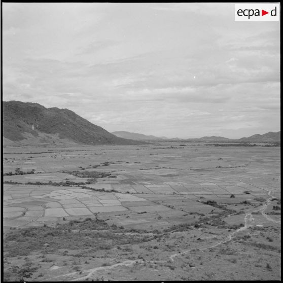 Vue vers l'Est de la vallée depuis la tour du poste de Mamelon vert dans la province de Khanh Hoa.