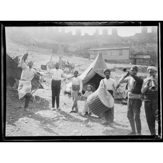 Salonique. Danses de tziganes. [légende d'origine]