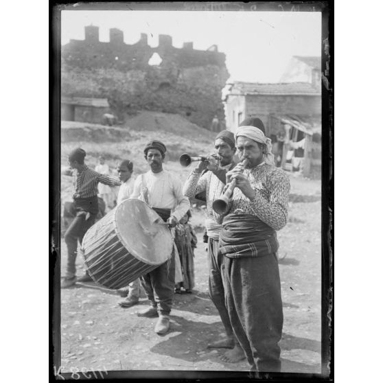 Salonique. Danses de tziganes. Les musiciens. [légende d'origine]
