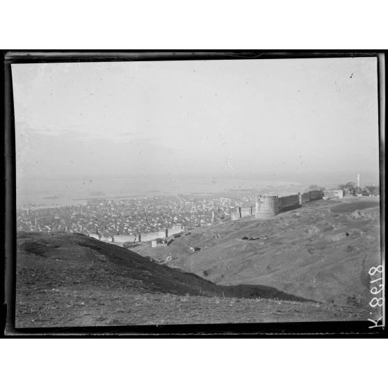 Salonique. Vue sur la rade et la ville. [légende d'origine]