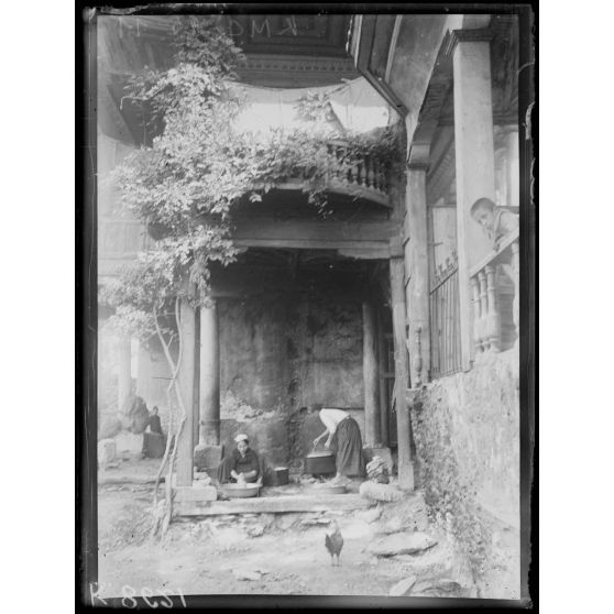 Salonique. Tekké Mevla Hané. Réfugiés de Macédoine. [légende d'origine]