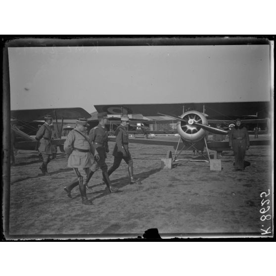 Salonique. Visite du Roi de Grèce au camp d'aviation. Le Roi et le général Guillaumat passent devant les avions de chasse. [légende d'origine]