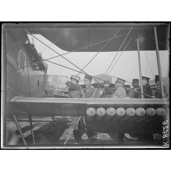 Salonique. Visite du Roi de Grèce au camp d'aviation. Le Roi examine un appareil de bombardement. [légende d'origine]