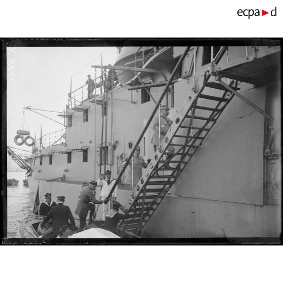 Salonique. En rade. Le général Guillaumat monte à bord du cuirassé Patrie. [légende d'origine]