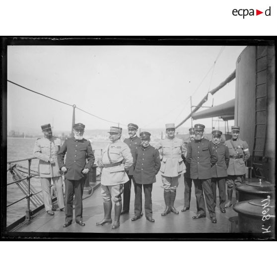 Salonique. En rade. Le général Guillaumat et l'amiral Merveilleux du Vignaux à bord du cuirassé Patrie. [légende d'origine]