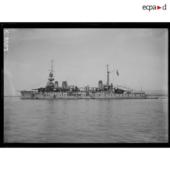 Salonique. Le cuirassé Patrie en rade. [légende d'origine]