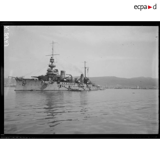 Salonique. Le cuirassé Patrie en rade. [légende d'origine]