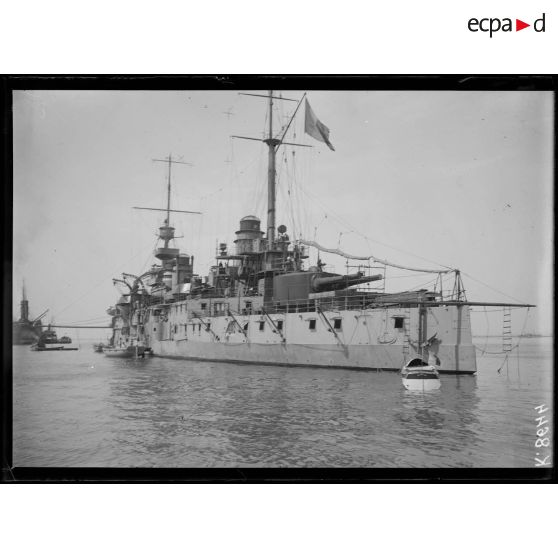 Salonique. Le cuirassé Patrie en rade. [légende d'origine]