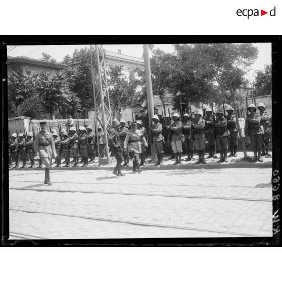 [Salonique. Le général Franchet d'Esperey passe les troupes en revue.]