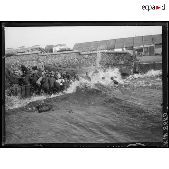 [Salonique. Devant l'arsenal serbe, des soldats serbes renflouent un canot.]