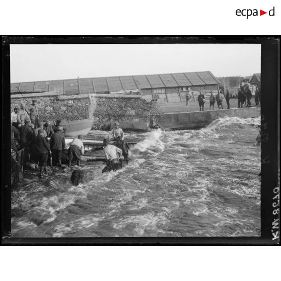 [Salonique. Devant l'arsenal serbe, des soldats serbes renflouent un canot.]