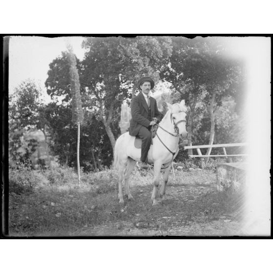 [Mont Athos. Portrait d'un homme à cheval.]