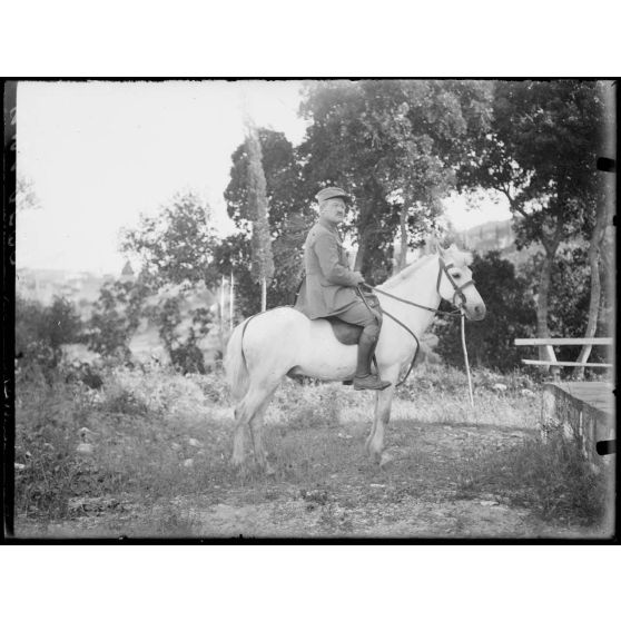 [Mont Athos. Portrait d'un officier à cheval.]