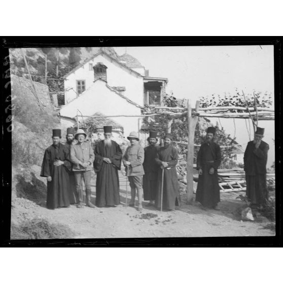 [Mont Athos. Deux soldats entourés de moines dans le jardin d'un monastère.]