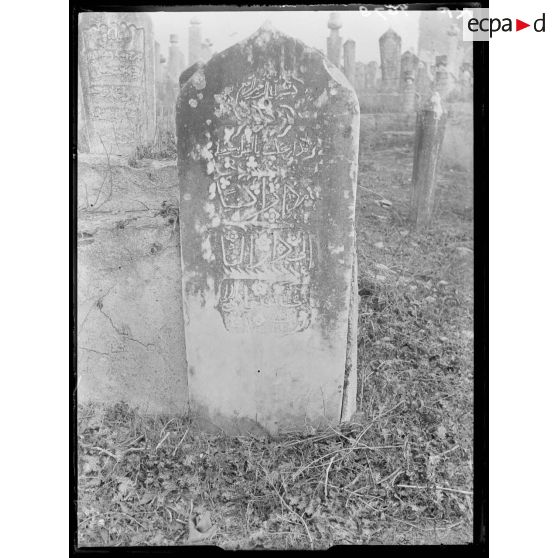 [Cimetière turc de Salonique, en Grèce : gros plan de stèle gravée.]