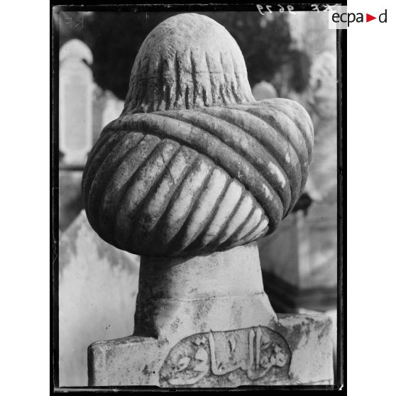 [Cimetière turc de Salonique, en Grèce : gros plan de stèle sculptée : détail.]