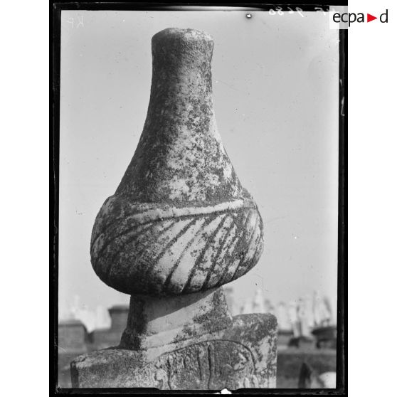 [Cimetière turc de Salonique, en Grèce : gros plan de stèle sculptée : détail.]
