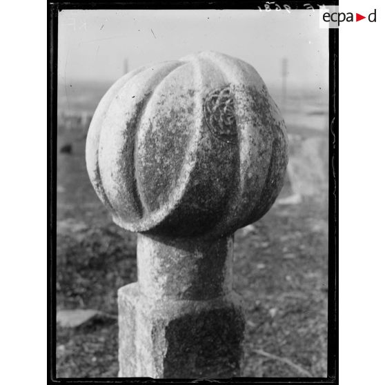 [Cimetière turc de Salonique, en Grèce : gros plan de stèle sculptée : détail.]